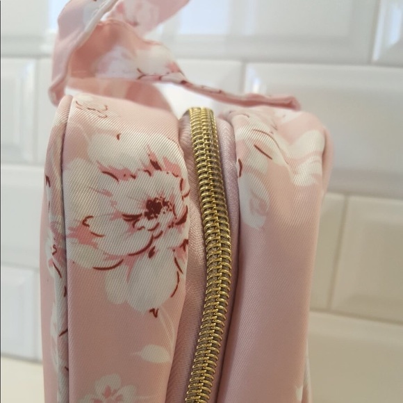 NWOT Yumi Kim Hanging Toiletries Cosmetic Case Bag - Picture 4 of 8